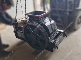 2PGC400X250小型双齿辊深夜在线免费观看发往安徽蚌埠破碎玻璃